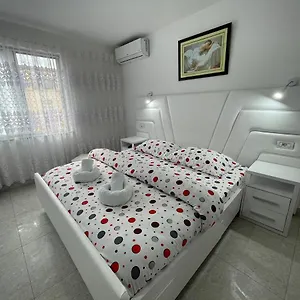 Apartamento Romance, Tirana
